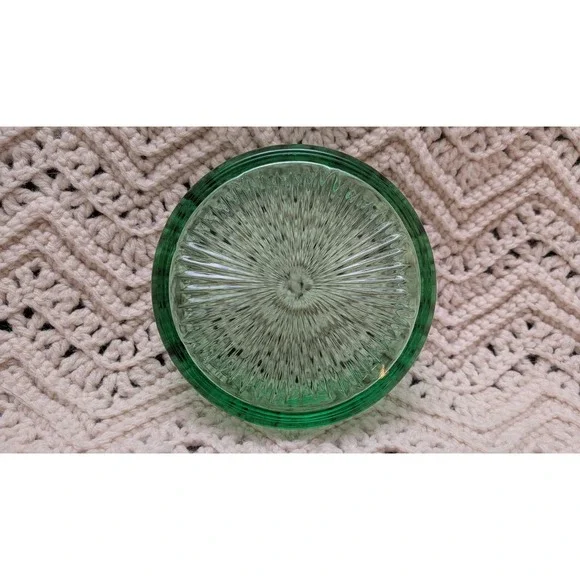 Vintage Green Uranium Glass Bowl Starburst Pattern Glows UV Blacklight 4.5 Inch - Picture 6 of 7